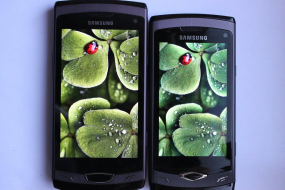 A high-quality LCD screen is on the right, and an average quality LED screen is on the left (old Samsung Wave 2 smartphones)