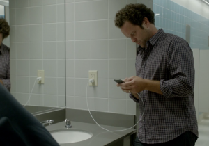 サムスン、新しい「ウォールハガー」コマーシャルで再びiPhoneユーザーをからかう