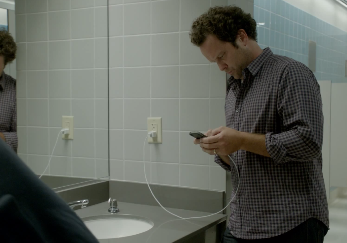 Samsung Once Again Makes Fun of iPhone Users With New “Wall Huggers” Commercial